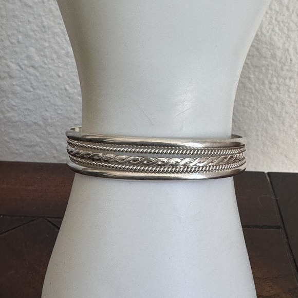 VTG Navajo Nora Tahe Cuff Bracelet Size 5.75 Ethnic Tribal Signed Sterling 17.6g - Picture 1 of 12